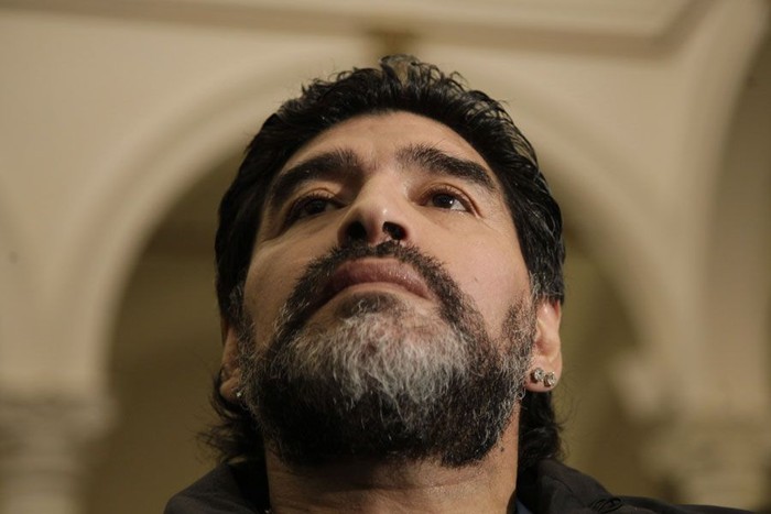 Huyền thoại Diego Maradona với bộ râu quai nón có phần hơi xồm xoàm